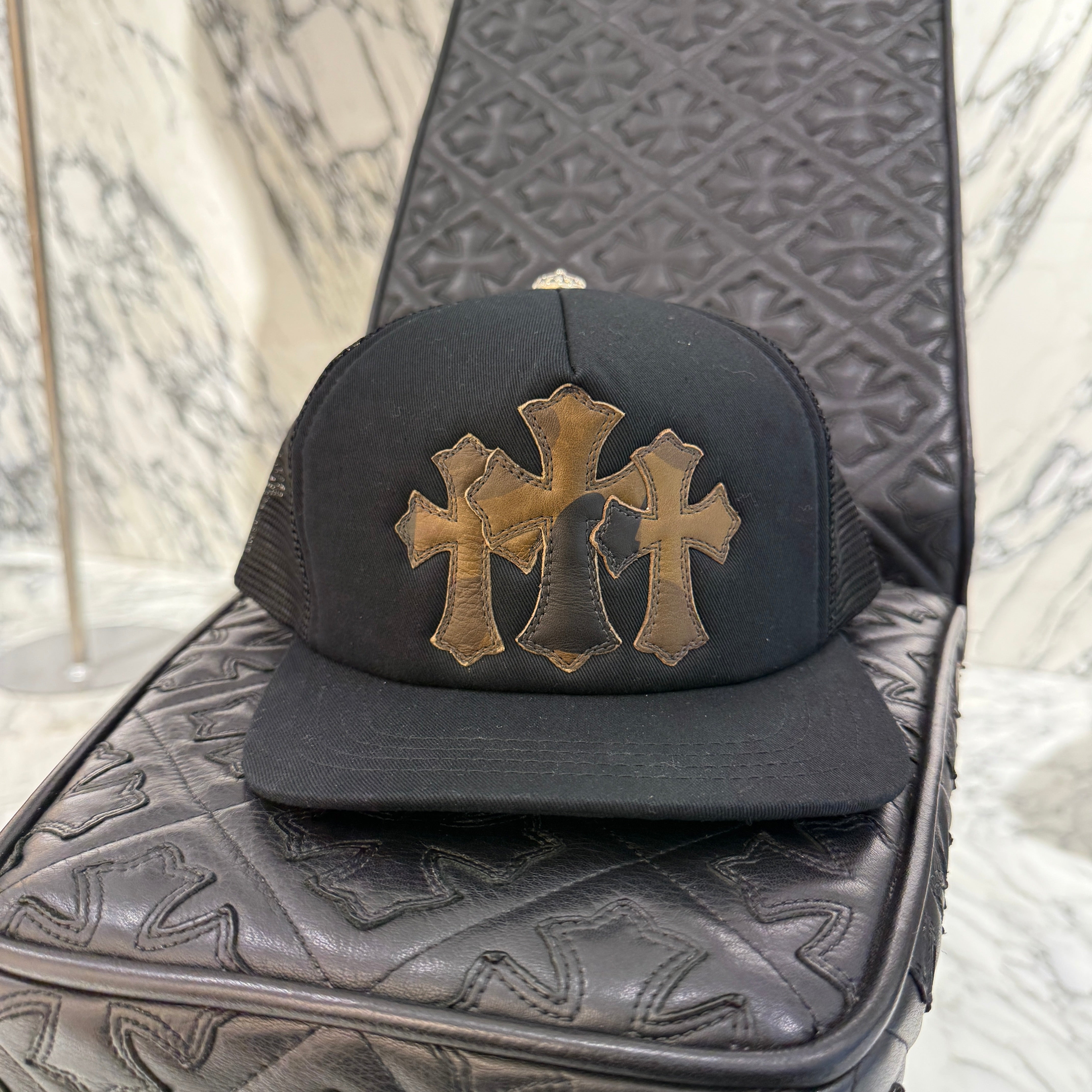 CHROME HEARTS Camo Triple Cross Leather Patch Trucker Cap ONE SIZE(51-61)クロムハーツ カモ トリプルクロス レザーパッチ トラッカーキャップ サイズONE SIZE(51-61)
